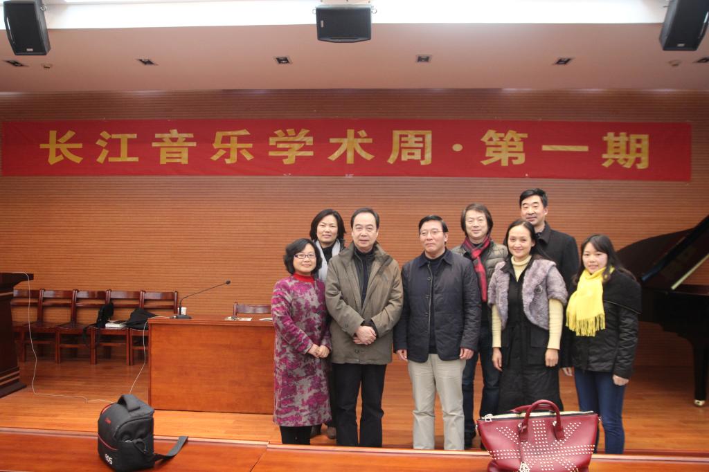 (刘玉堂教授与我校老师合影留念)