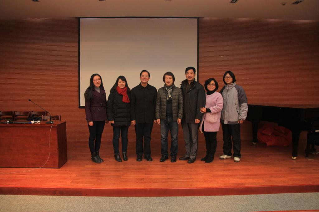 (甘绍成教授与我校老师合影留念)