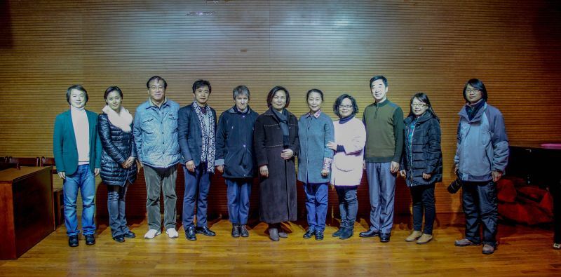 (萧梅教授与我校老师合影留念)