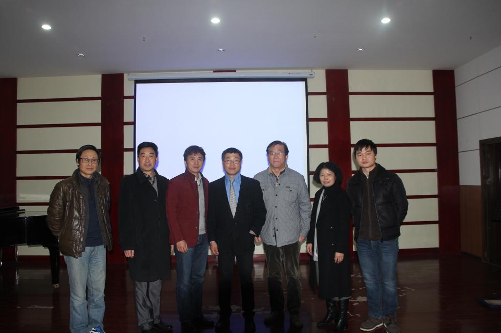 (宫宏宇教授与我院老师合影留念)